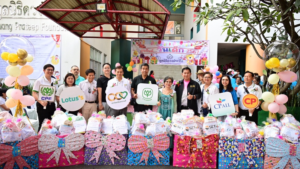 Mr. Narong Chearavanont, in collaboration with the Duang Prateep Foundation and affiliated companies, contributed more than 3,500 food boxes to support and bring smiles and laughter to the youth of the Khlong Toei community on Thailand's National Children's Day 2024. This initiative aimed to uplift the spirits of these children, fostering hope and joy for a better tomorrow